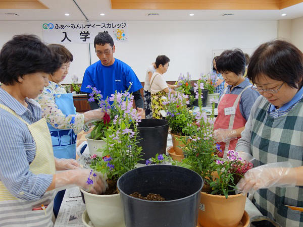 地元農家さんが栽培した花で寄せ植えを学ぶ トピックス Ja兵庫南 Eふぁ みん