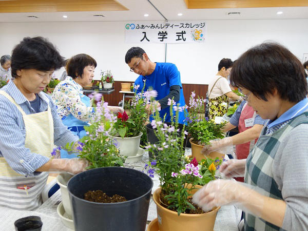 地元農家さんが栽培した花で寄せ植えを学ぶ トピックス Ja兵庫南 Eふぁ みん