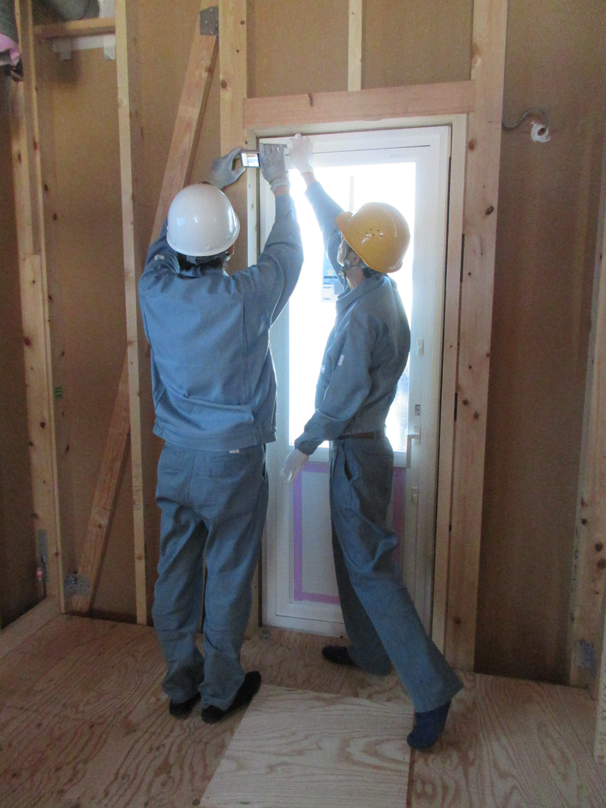 気密測定に向けて Blog ブログ 湘南の注文住宅 断熱性能に優れた自然素材の木の家ラボワットの注文住宅