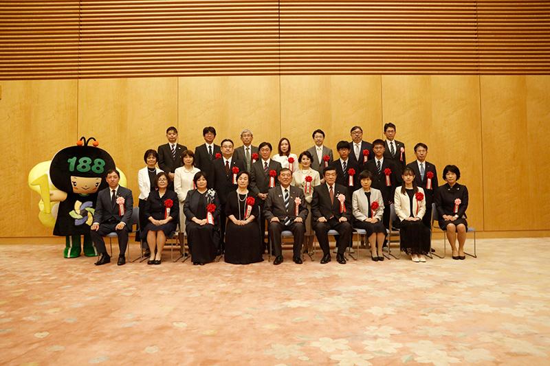 二元会常任委員審 奥野北雄 二元会総理大臣賞 油彩 1998年制作 Ｐ6号　額装 総理大臣官邸にて表彰式が執り行われました ― 令和7年度「消費者支援