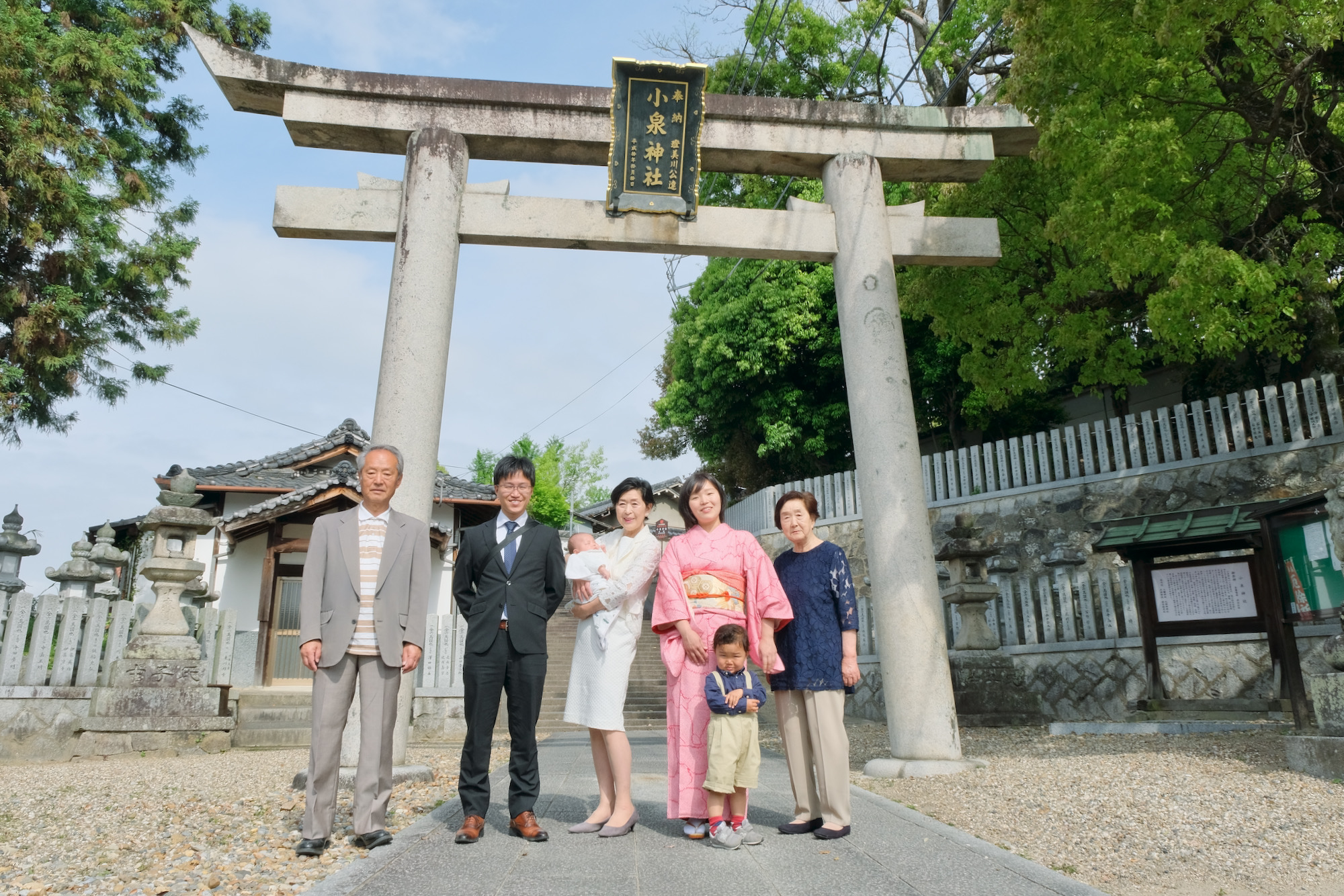 小泉神社のお宮参りは地元の氏神様ならではの穏やかさ｜お宮参りの写真ならキキフォトワークス | 記念写真 | kikiphotoworks公式サイト