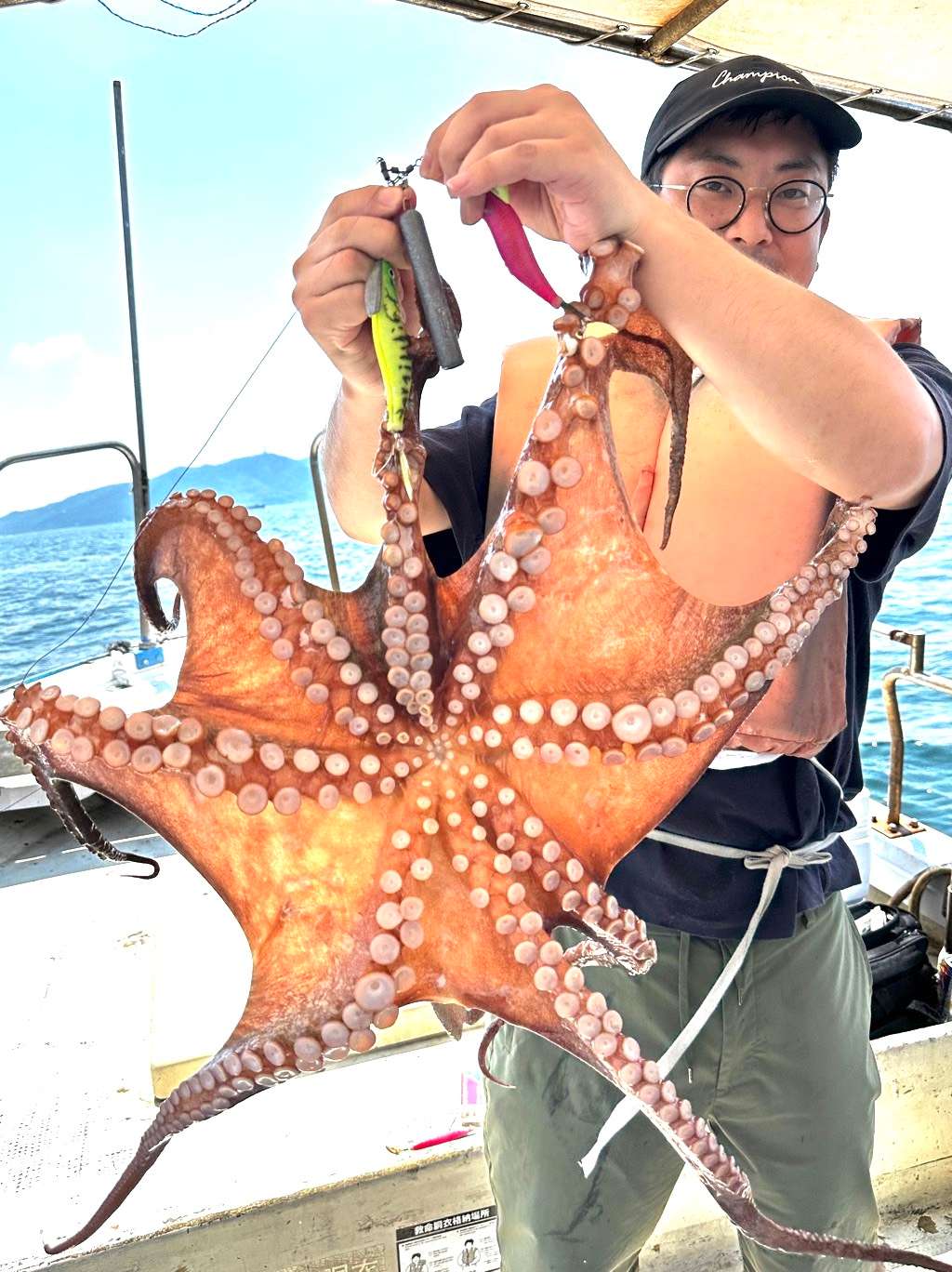 8月1日（金）（小潮）の釣果（マダコ2kgアップ3杯と1