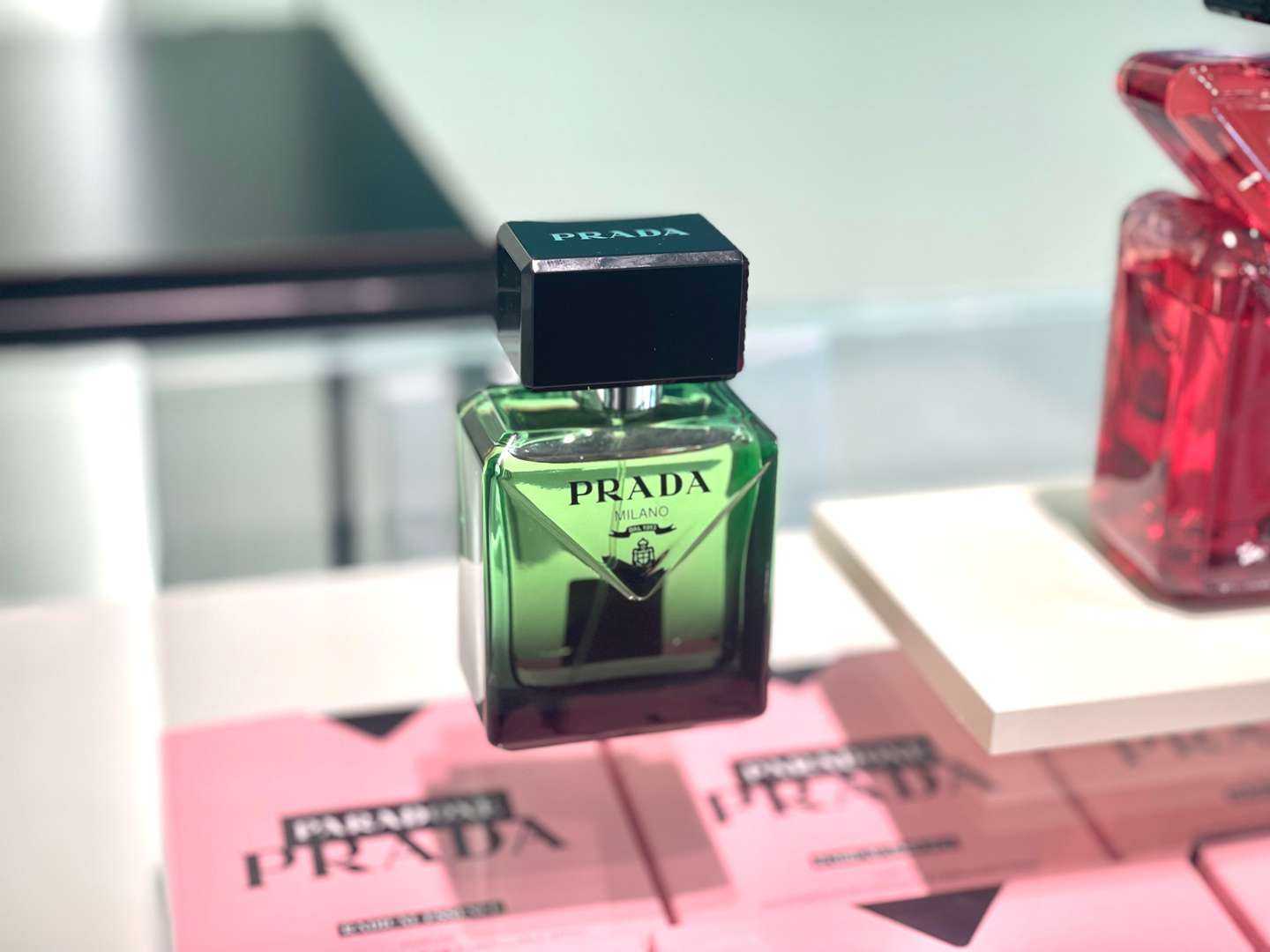 秋を香りで始め、香りで深める──PRADA BEAUTYから4つの新作
