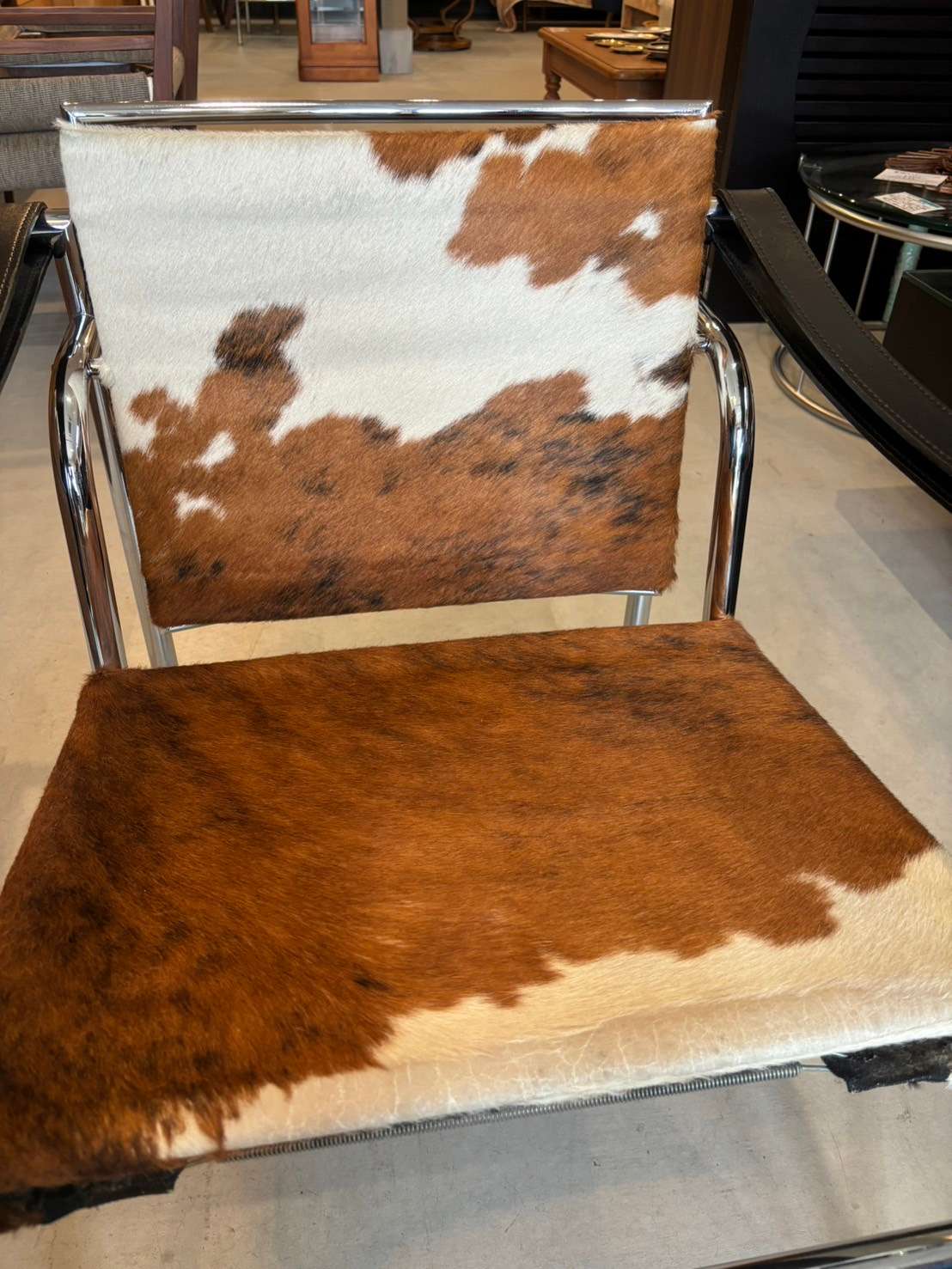 Cassina(カッシーナ)よりLC1 スリングチェアのご紹介です！ | スタッフ