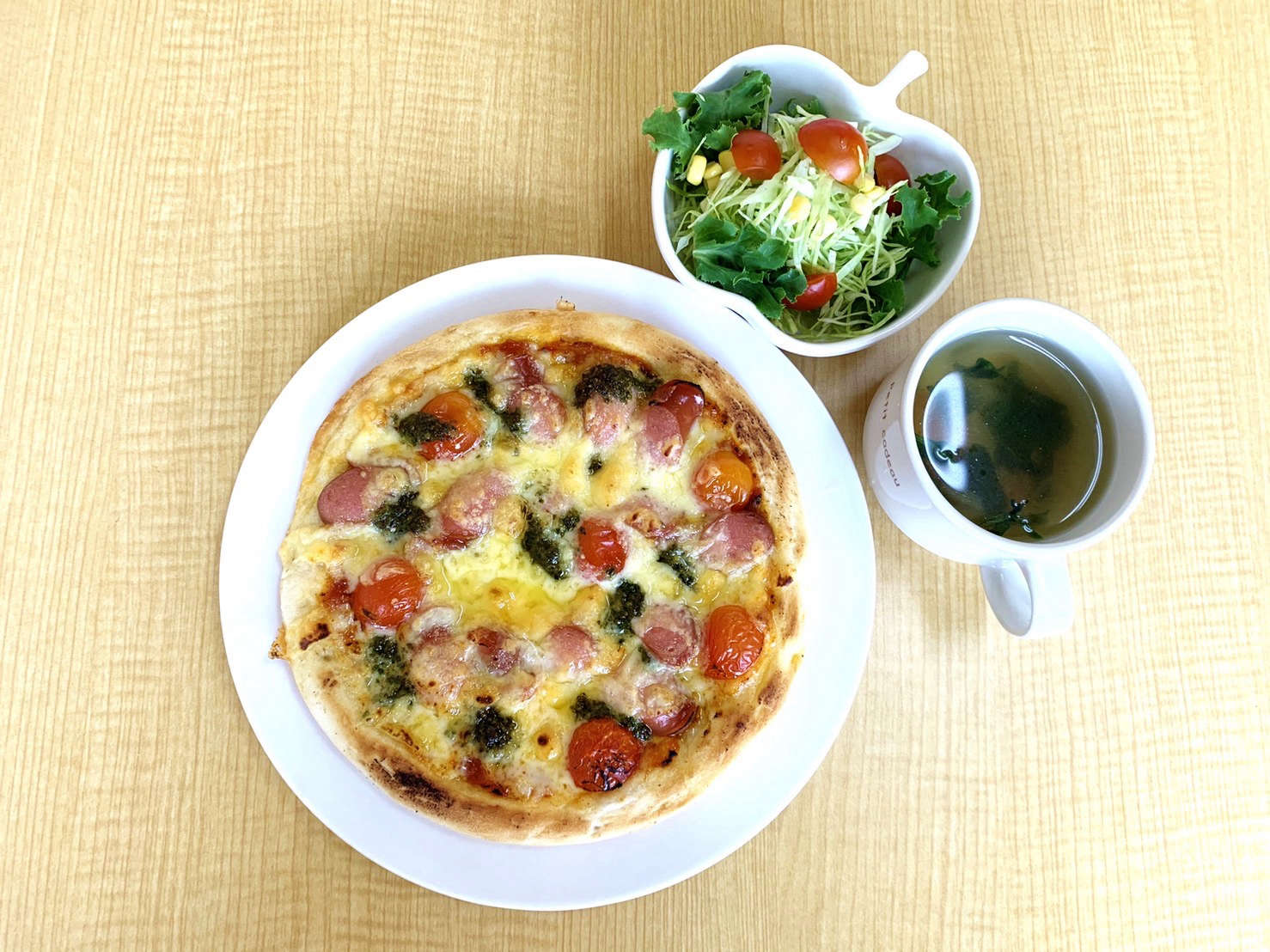 9月ピザランチ バジルソースとトマトのコロコロウィンナーｐｉｚｚａ たか森カフェスタッフブログ たか森カフェは学校の中にあるお野菜が美味しいお店