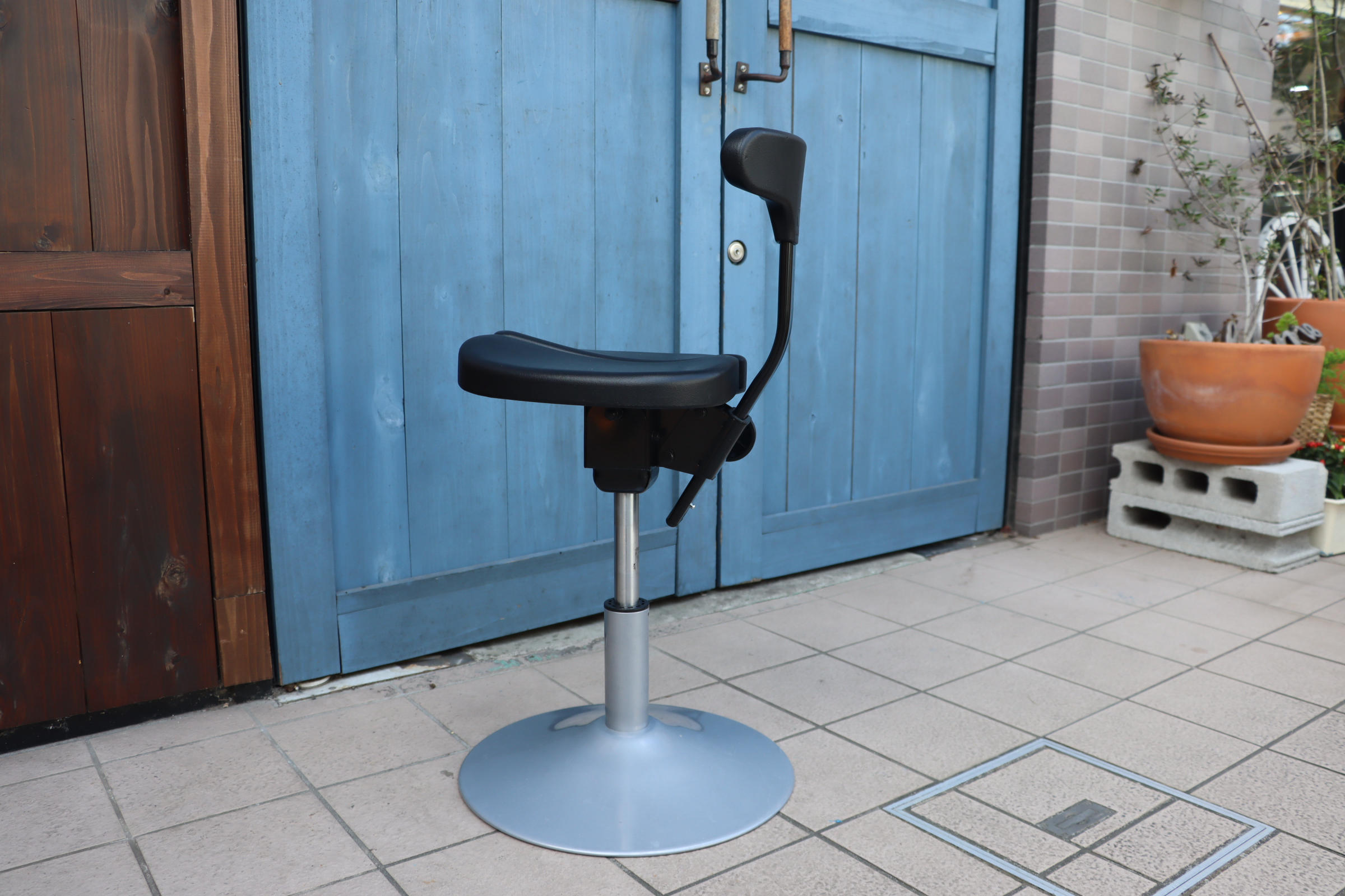 坐骨で座るayur chair(アーユルチェア) ルナ 丸ベースタイプ 