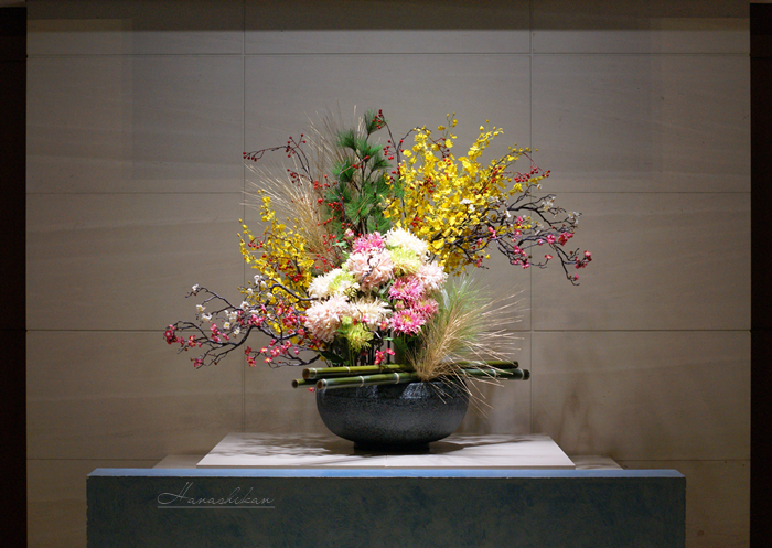 松竹梅を使った大型ディスプレイフラワーをエントランスに | 花芝翫の