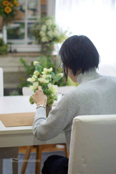 ラウンドアレンジメントを応用した挿し方で一工夫 花芝翫のつれづれアレンジメントブログ 東京 横浜 花芝翫hanashikan