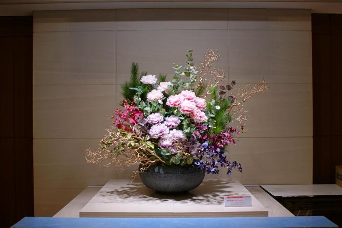 マンションエントランスに飾るきらびやかな迎春アレンジメント | 花