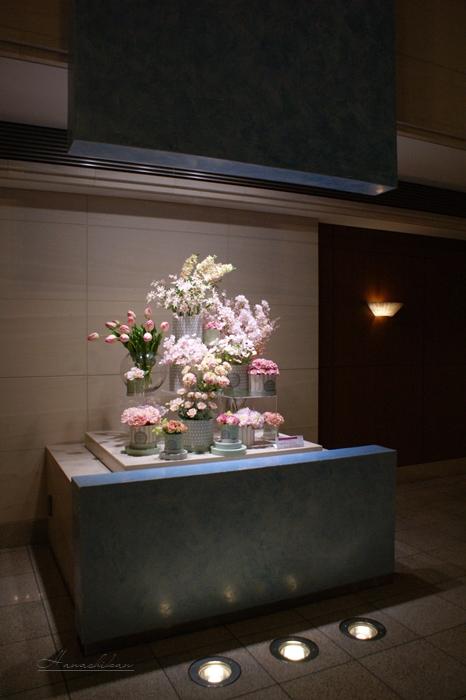 マンションエントランスに仕立てた桜色のディスプレイ | 花芝翫 マンションエントランスに仕立てた桜色のディスプレイ | 花芝翫