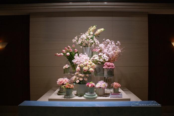 マンションエントランスに仕立てた桜色のディスプレイ | 花芝翫 マンションエントランスに仕立てた桜色のディスプレイ | 花芝翫