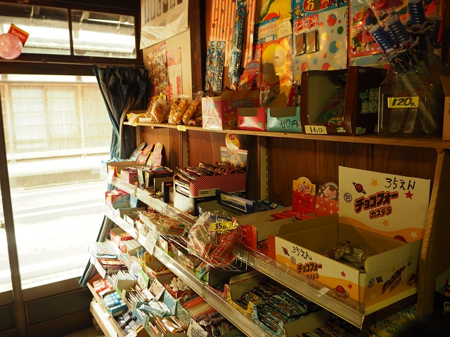 昭和にタイムスリップ！？高岡市の「だがしの丸五商店」が面白い