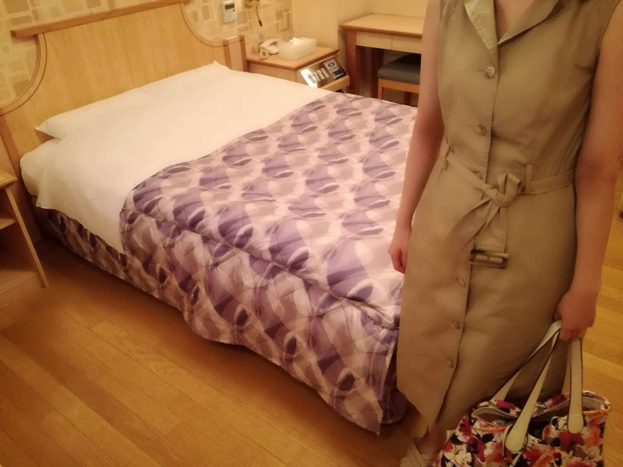 マスクを付けて登場。美人さん目立っちゃいますもんね。