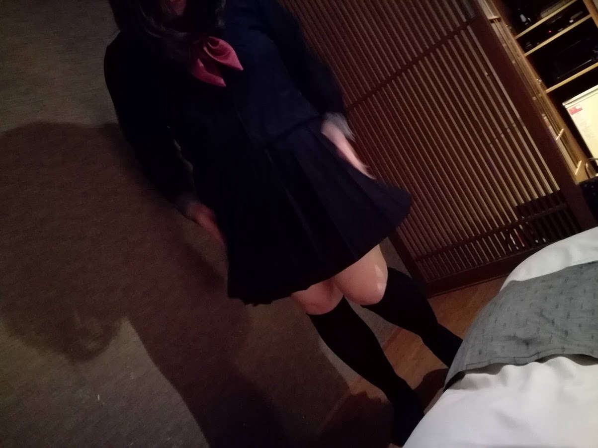 チーズケーキの差し入れ、セーラー服持参でいらっしゃいました。常連のiカップちゃん。