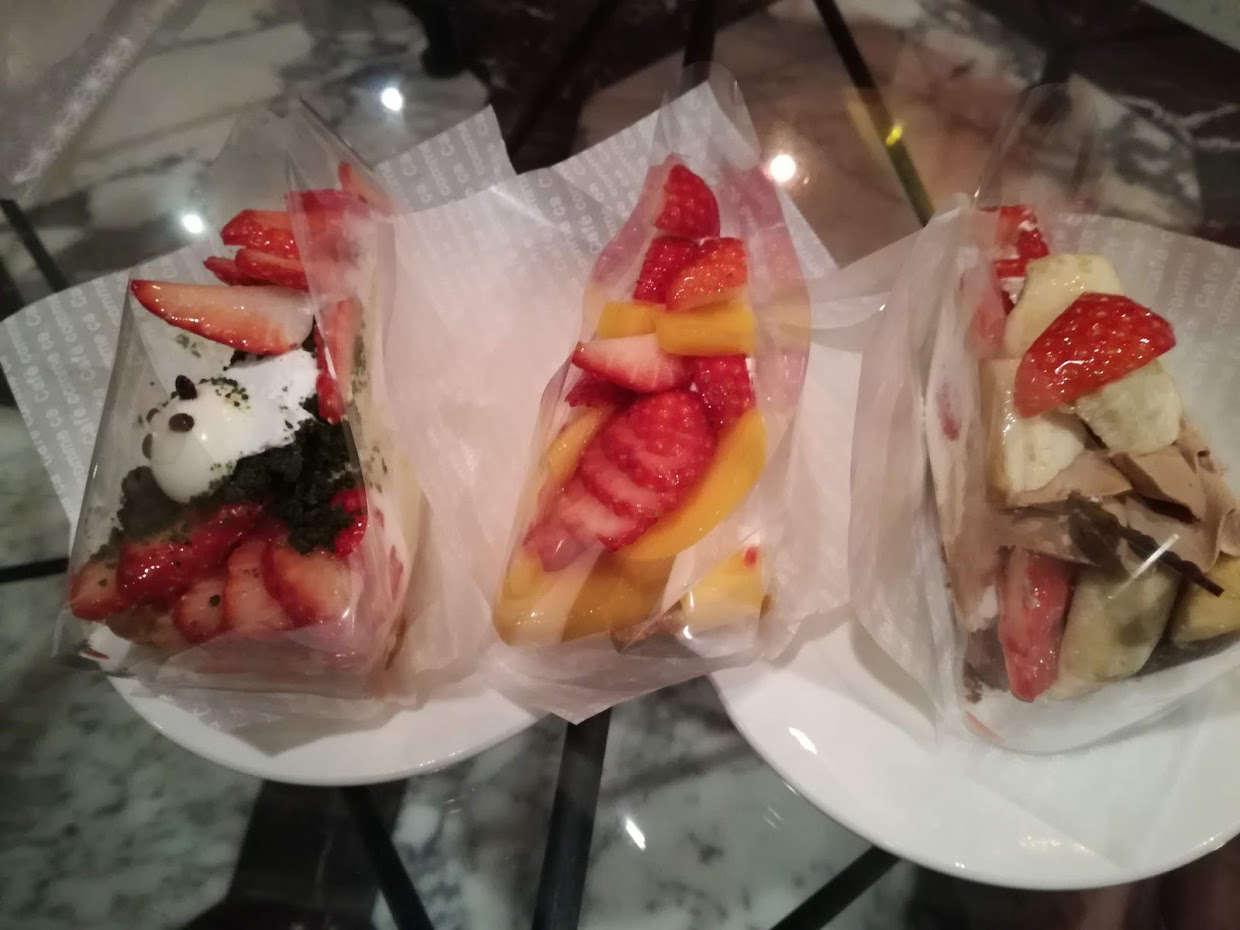 ケーキ　買ってきてもらいました。常連のｉカップちゃん