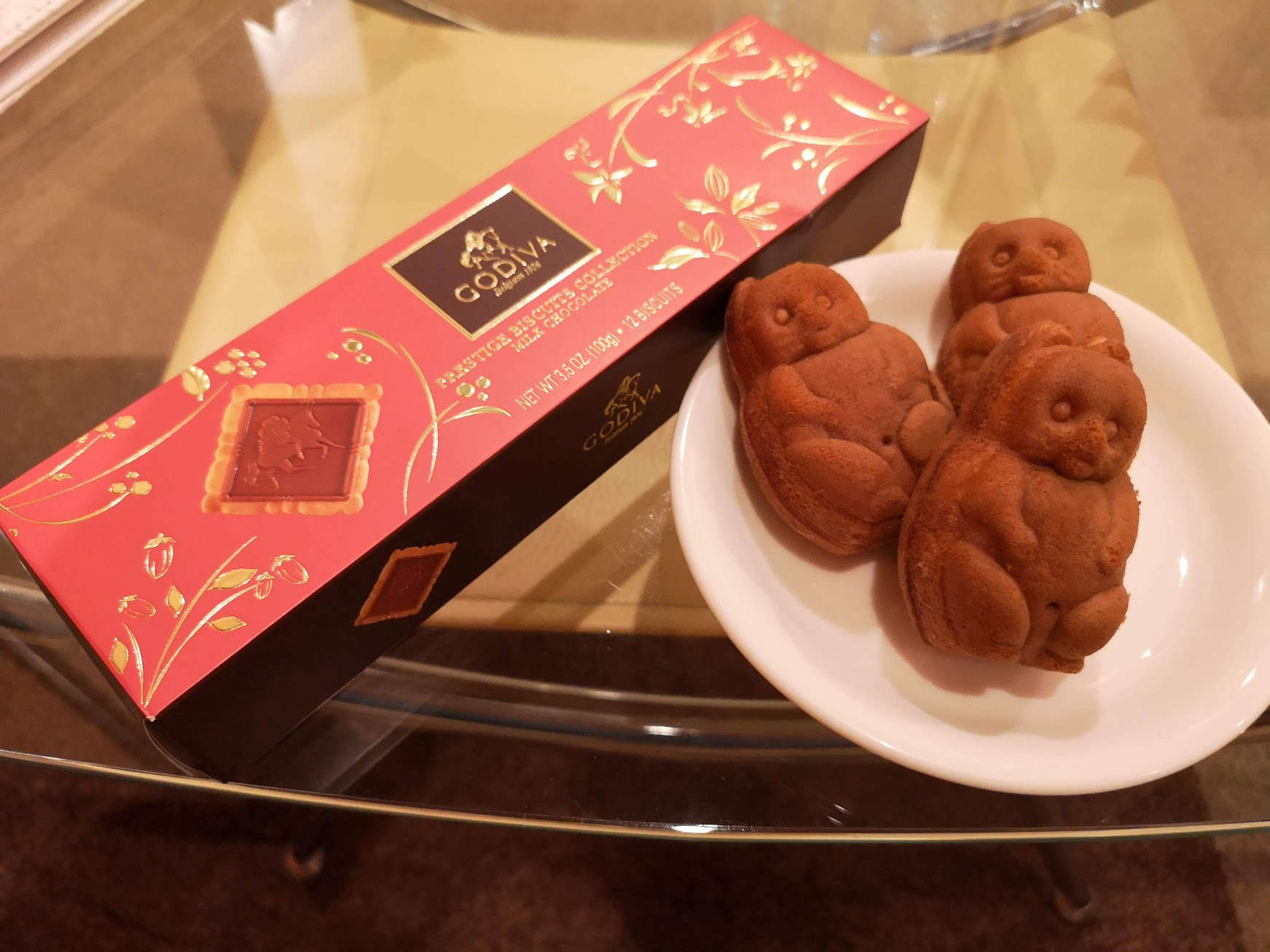 ゴディバのチョコ。バレンタインデーで頂いちゃいました。常連のｉカップちゃん。