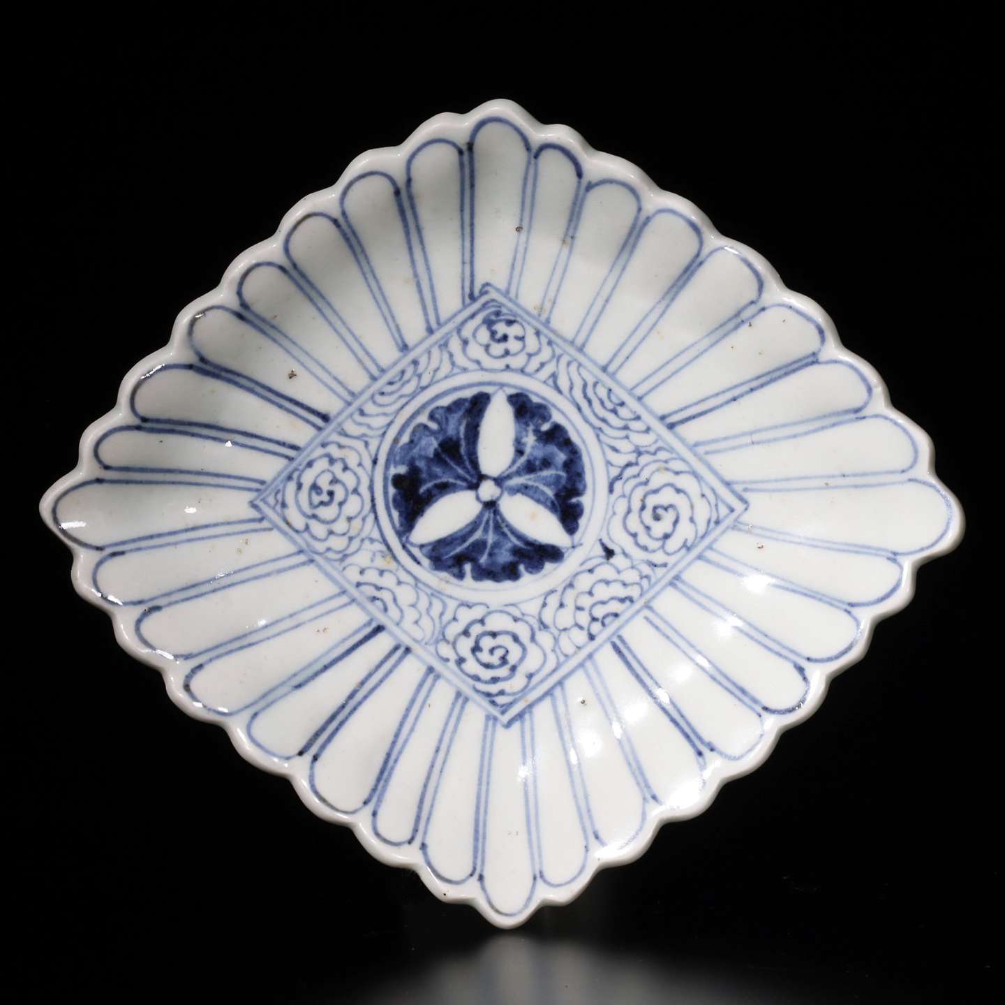 初期伊万里染付銀杏文菱菊形小皿 | 日本陶磁器 | 利菴アーツコレクション