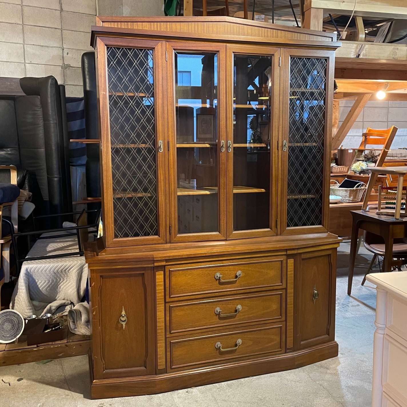 ドレクセル/DREXEL トライユン/Triune チャイナキャビネット DREXEL HERITAGE TRIUNEチャイナキャビネットのご紹介⛄ | STAFF