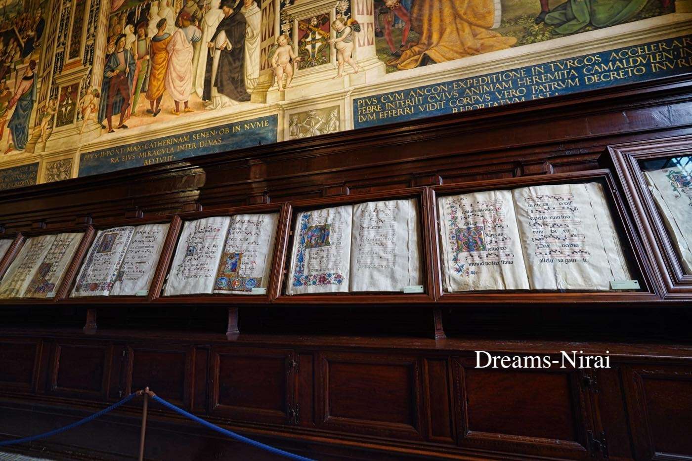 ピッコロミニ家の図書館とサン・ジョヴァンニ洗礼堂（Battistero di