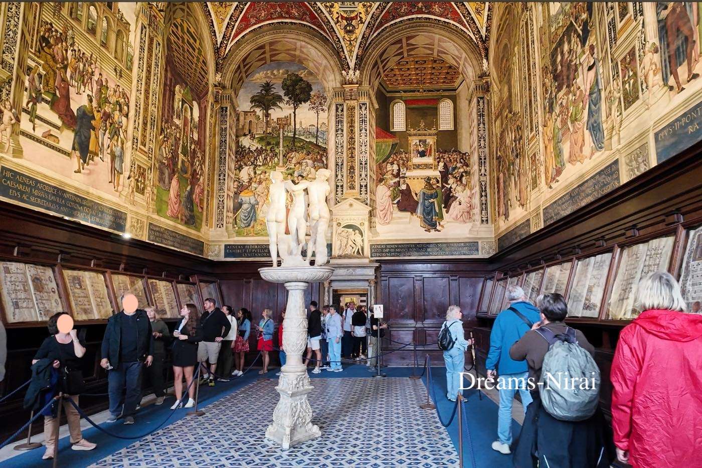 ピッコロミニ家の図書館とサン・ジョヴァンニ洗礼堂（Battistero