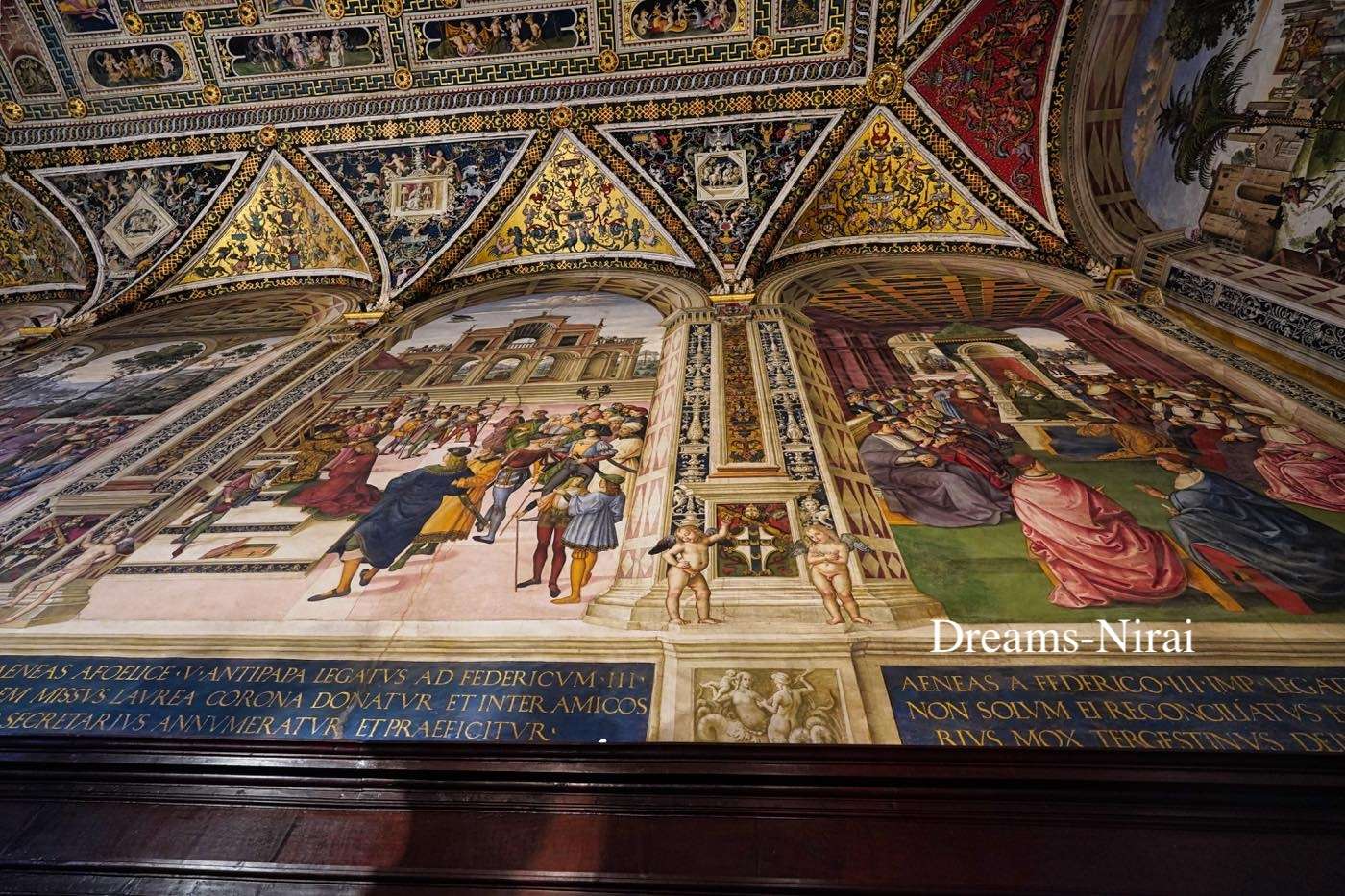 ピッコロミニ家の図書館とサン・ジョヴァンニ洗礼堂（Battistero di