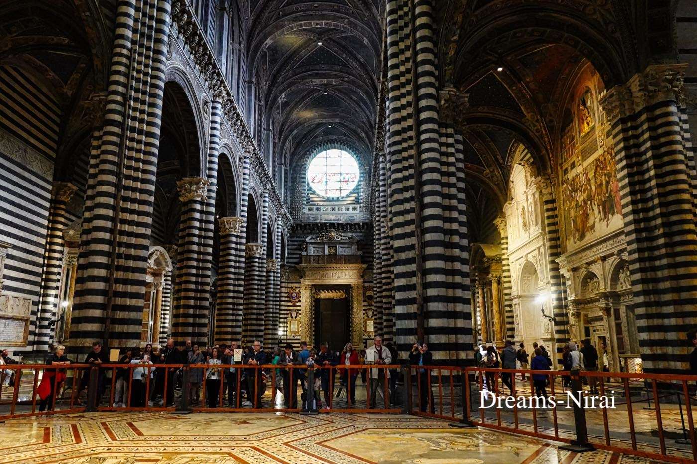 ピッコロミニ家の図書館とサン・ジョヴァンニ洗礼堂（Battistero di