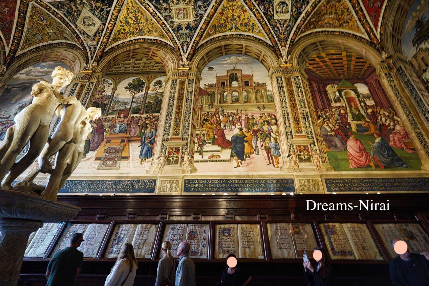 ピッコロミニ家の図書館とサン・ジョヴァンニ洗礼堂（Battistero di