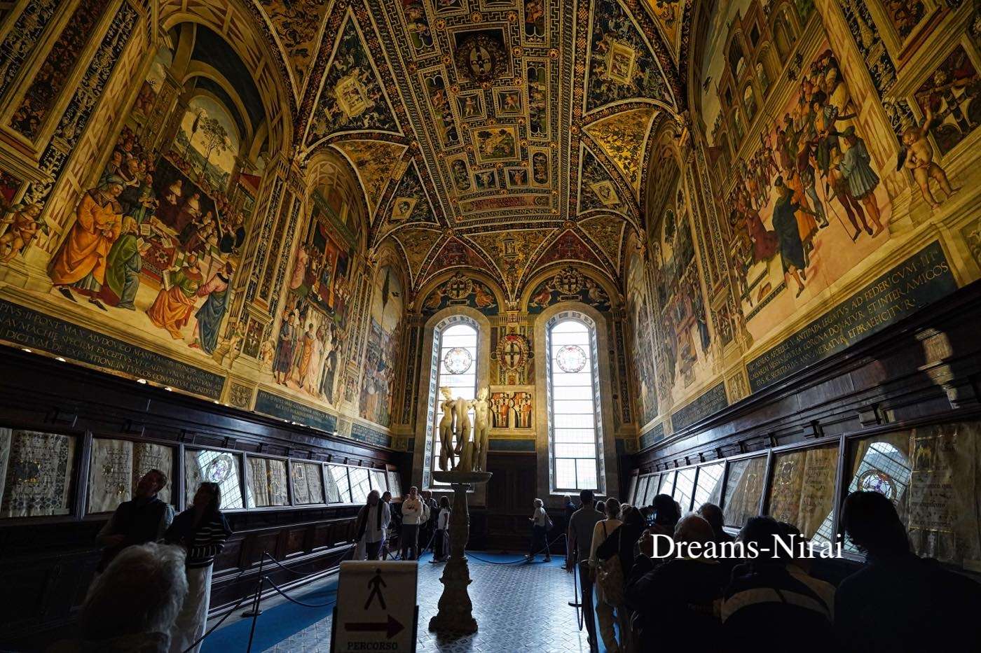 ピッコロミニ家の図書館とサン・ジョヴァンニ洗礼堂（Battistero di