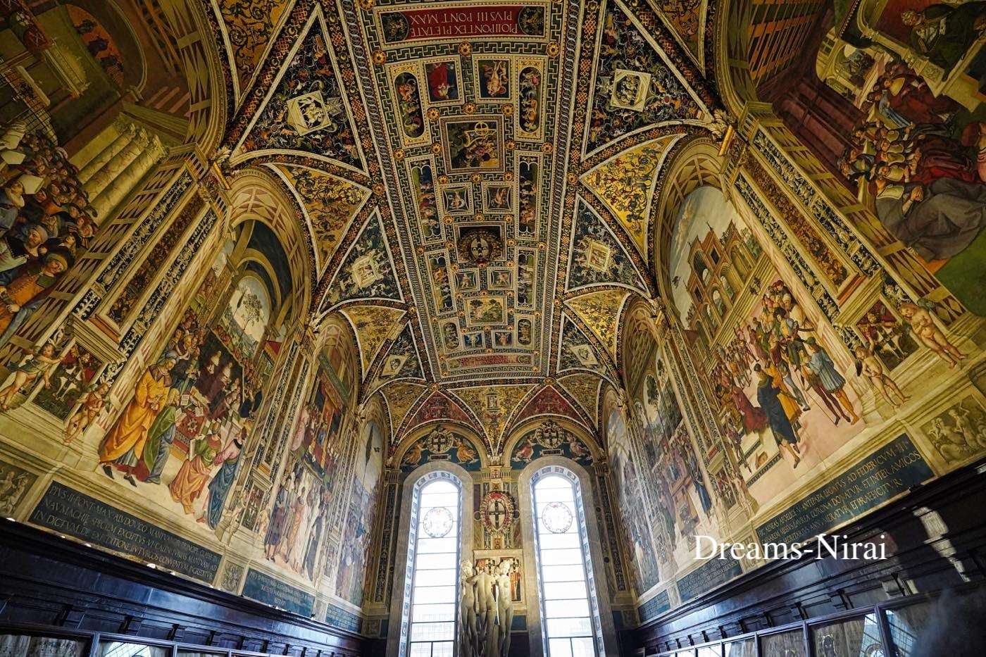 ピッコロミニ家の図書館とサン・ジョヴァンニ洗礼堂（Battistero di