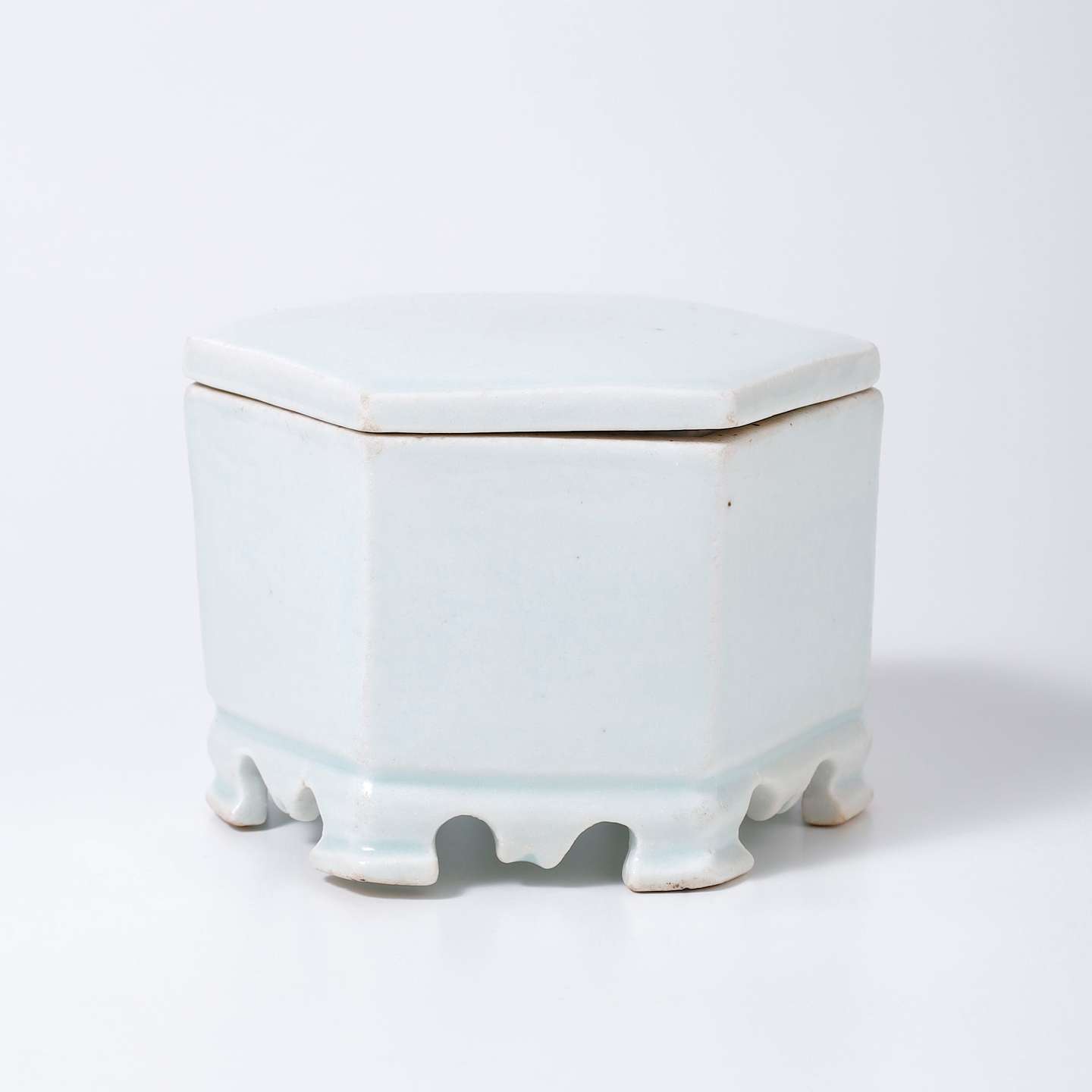 李朝白磁六角蓋物 | 朝鮮陶磁器 | 利菴アーツコレクション