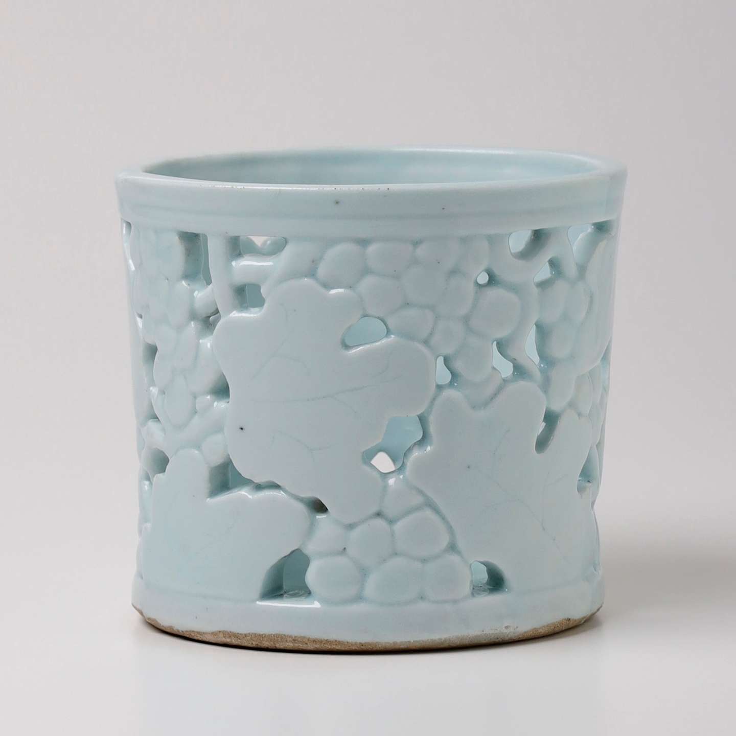 李朝白磁透彫葡萄文筆筒 | 朝鮮陶磁器 | 利菴アーツコレクション