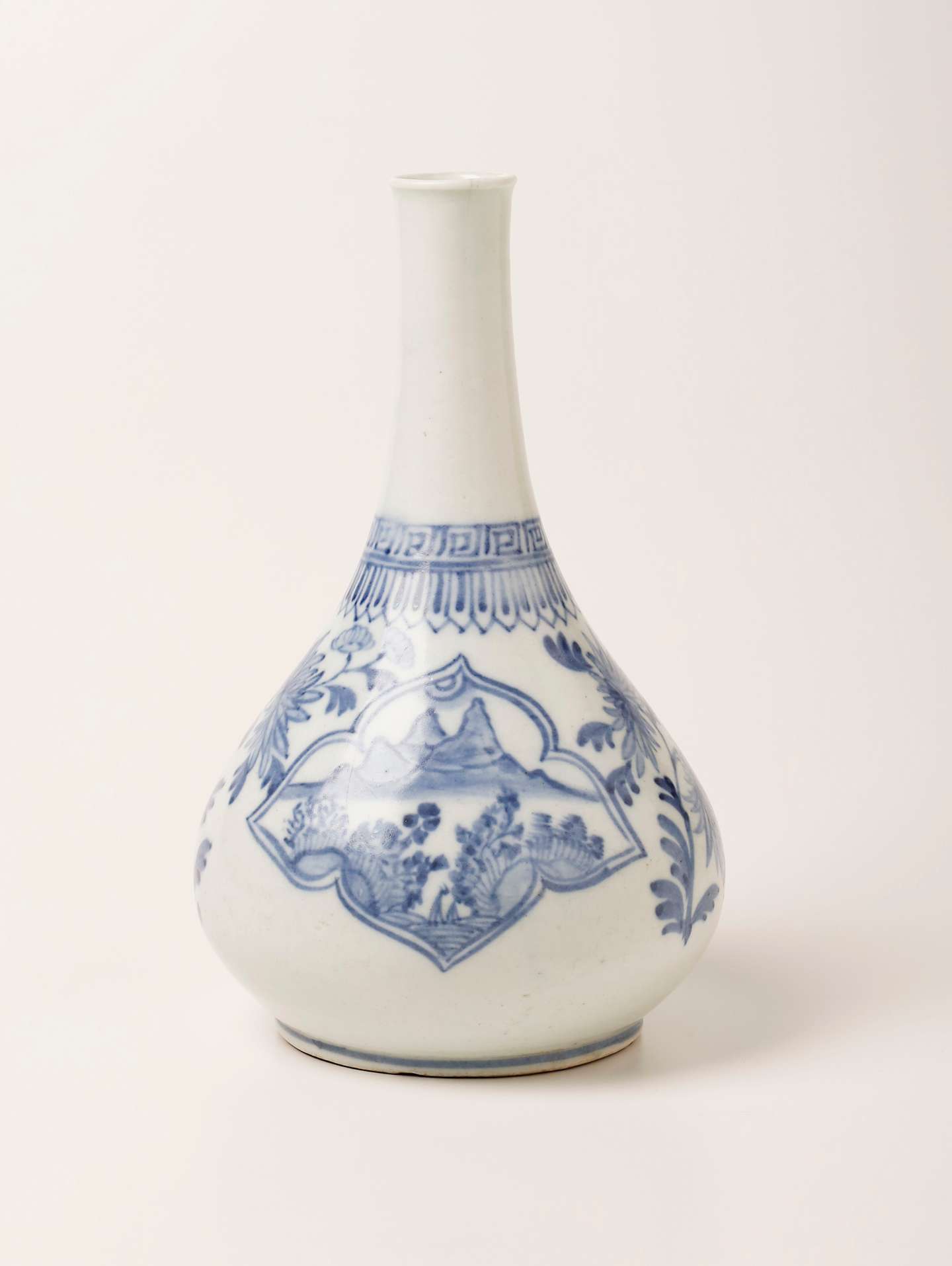 李朝白磁染付窓絵山水文瓶 | 朝鮮陶磁器 | 利菴アーツコレクション