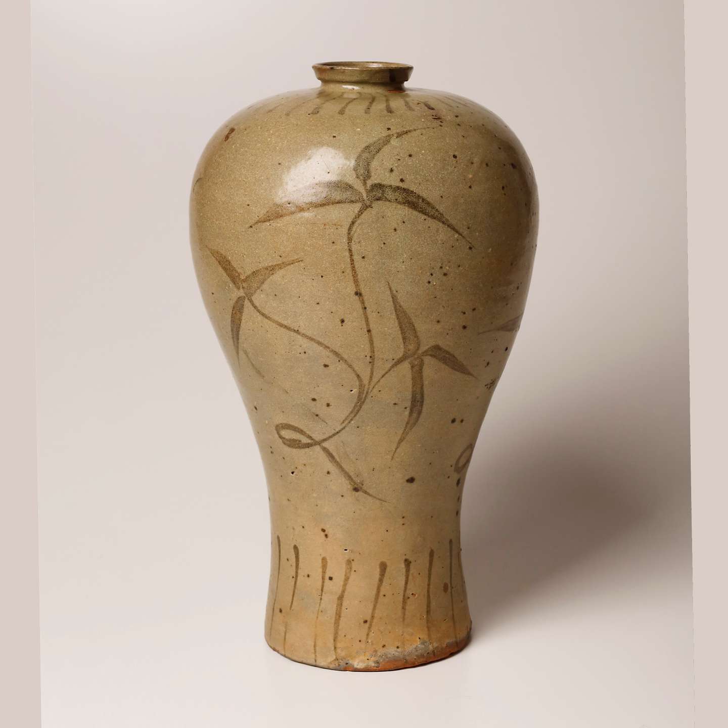 高麗青磁鉄絵人参葉文梅瓶 | 朝鮮陶磁器 | 利菴アーツコレクション