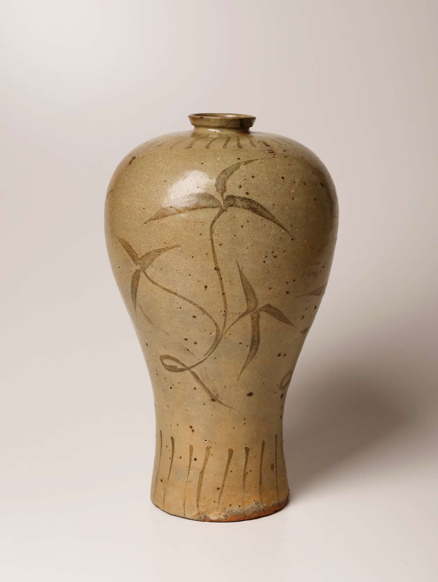 高麗青磁鉄絵人参葉文梅瓶 | 朝鮮陶磁器 | 利菴アーツコレクション