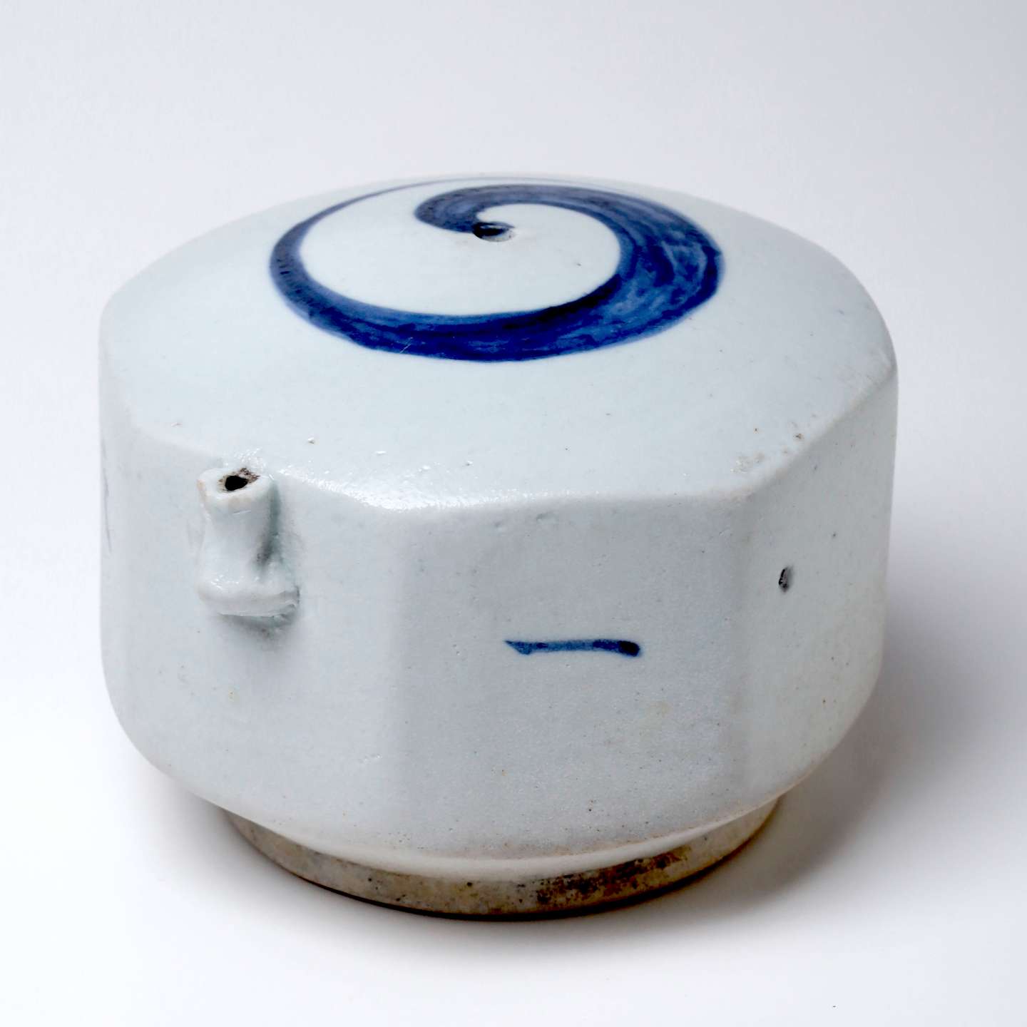 李朝白磁染付陰陽太極文水滴 | 朝鮮陶磁器 | 利菴アーツコレクション