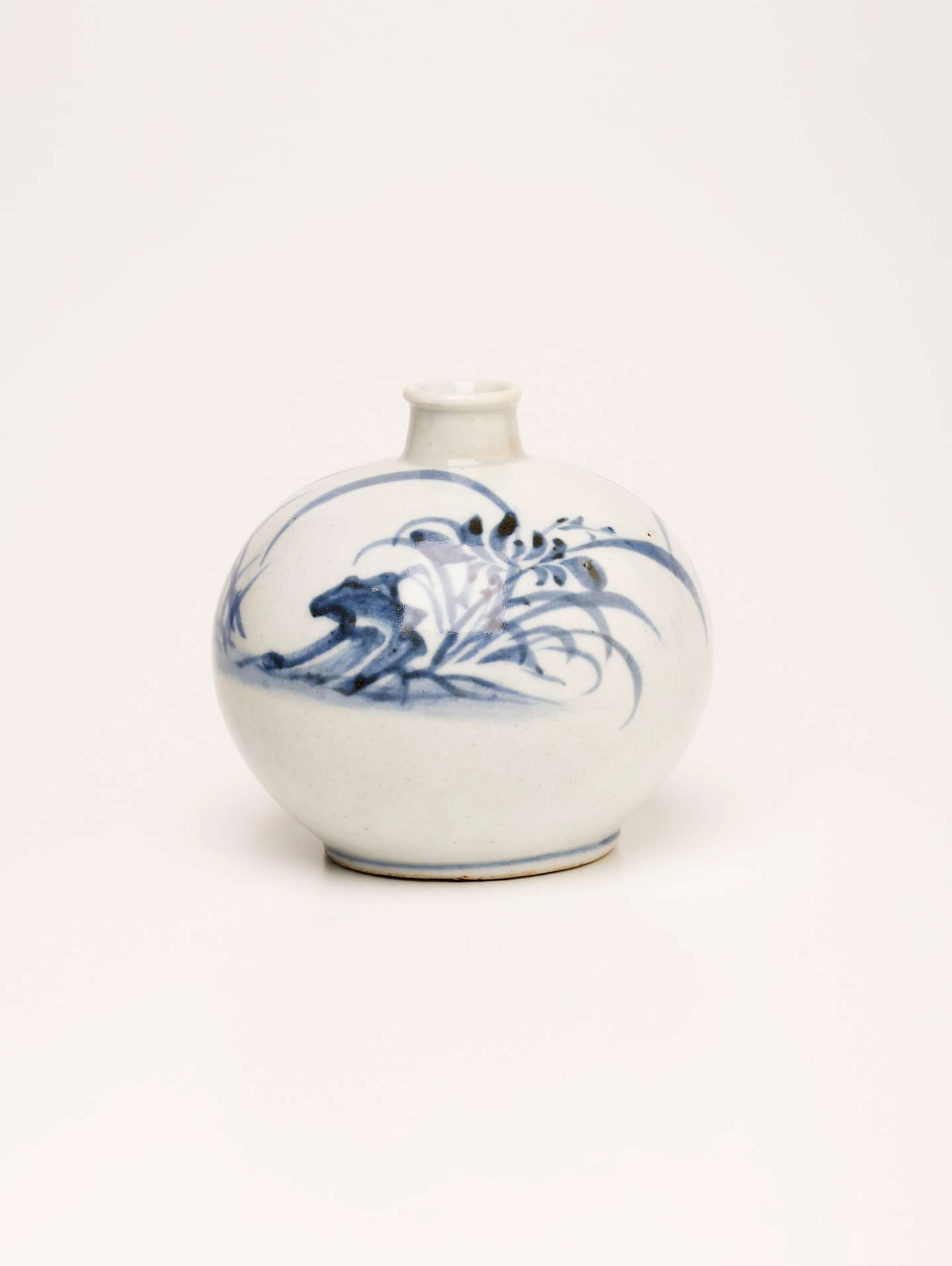 李朝白磁染付草花文小壺 | 朝鮮陶磁器 | 利菴アーツコレクション