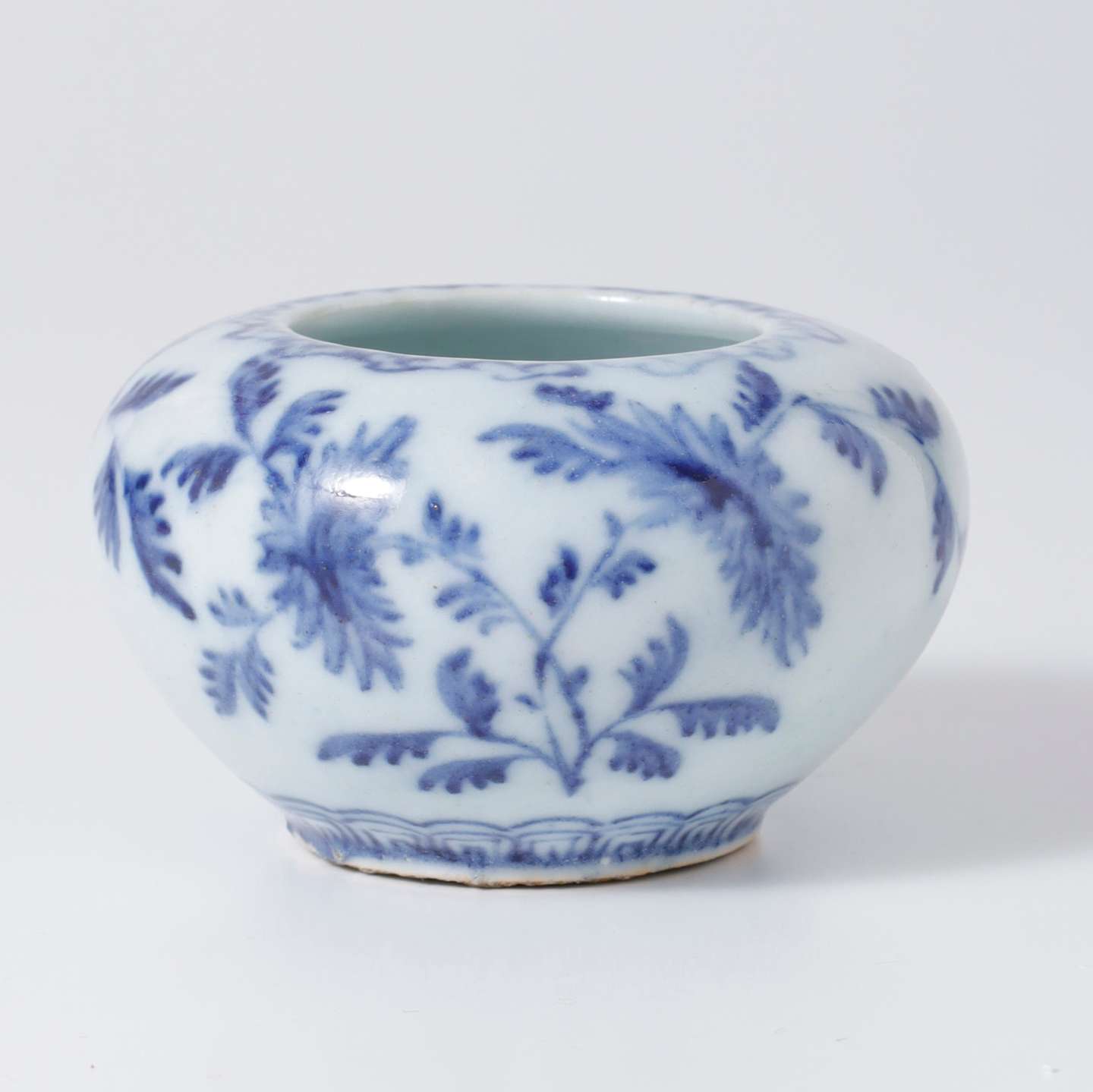 李朝白磁染付菊花文小壺 | 朝鮮陶磁器 | 利菴アーツコレクション