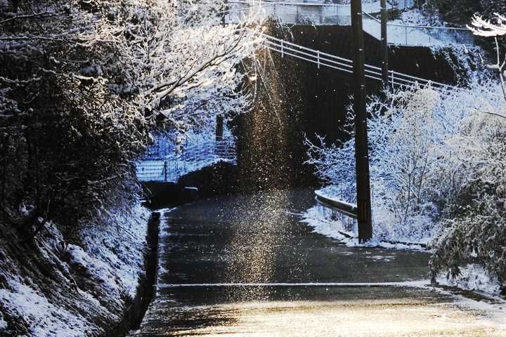 雪が輝く光の柱 束の間の別世界届ける | 瀬戸内百景 - 江田島市