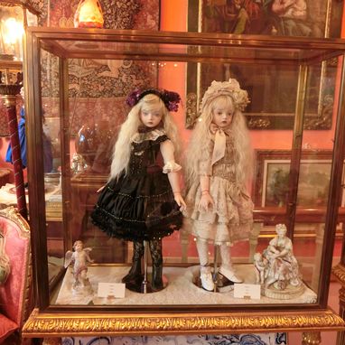 Doll Exhibition Of Velvet Knot