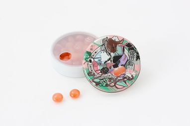 白桃×2026年の干支・午デザインの「浅田飴糖衣」 冬シーズンの数量限定 