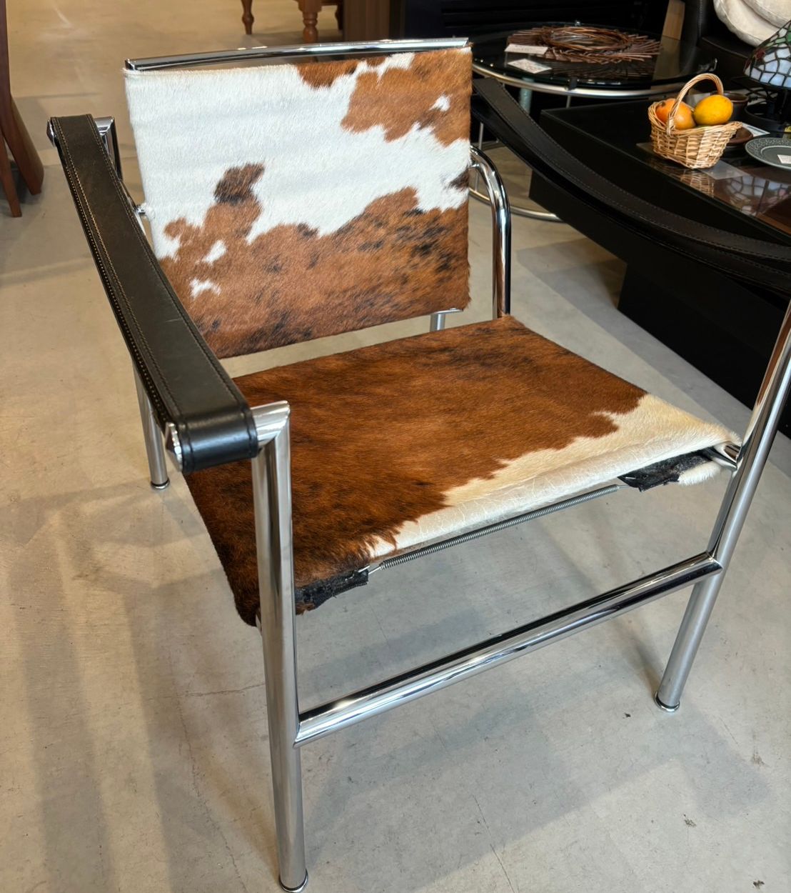Cassina(カッシーナ)よりLC1 スリングチェアのご紹介です！ | スタッフ